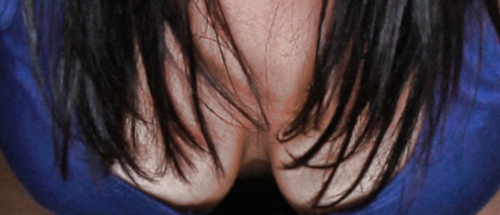 Grosser Busen unter T-Shirt