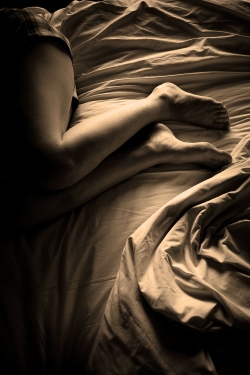 Sexy Beine & Frau im Bett