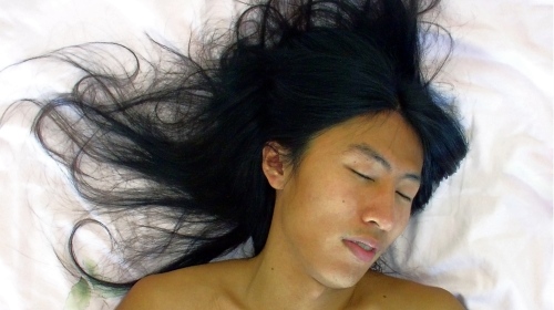 Asiatin hat Orgasmus mit schwarzen Haaren