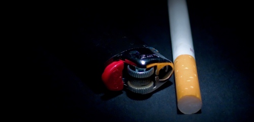 Zigarette und Feuerzeug