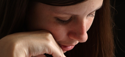 Lesende Frau mit sexy Lippen