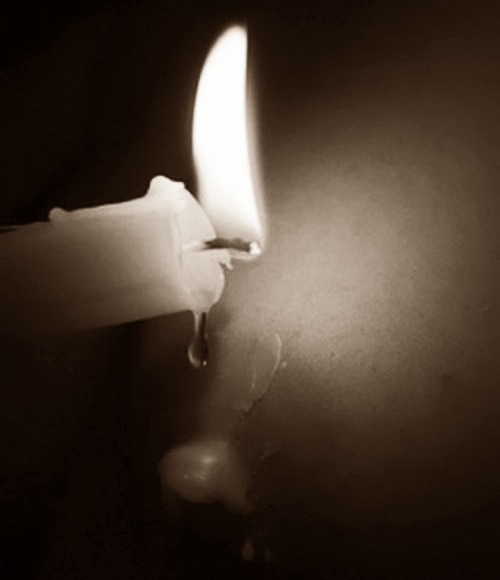 Kerzenwachs auf Brust